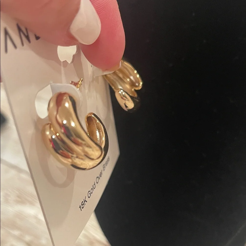 And Now This Gold Hoop Earrings - Picture 3 of 3